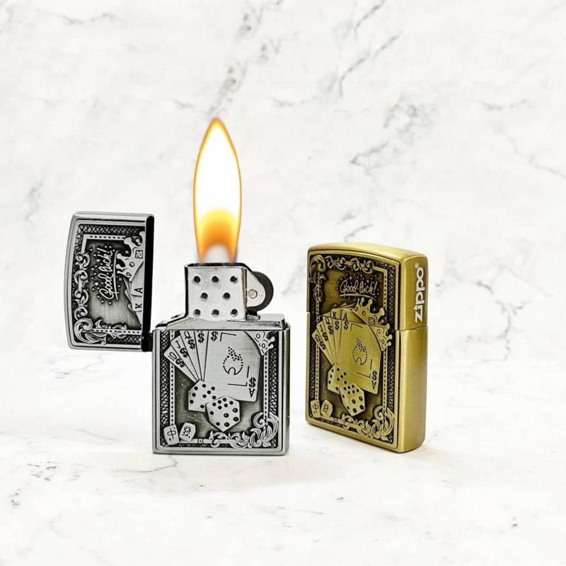 Bật lửa Zippo hình lá bài dùng gas và đá