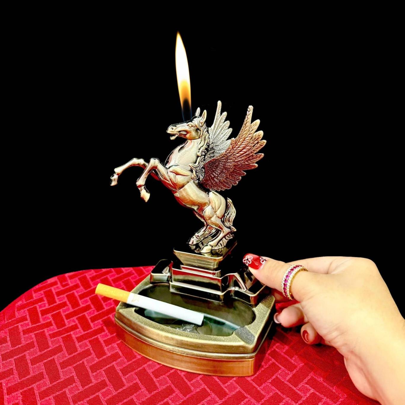 Gạt tàn thuốc có bật lữa hình ngựa