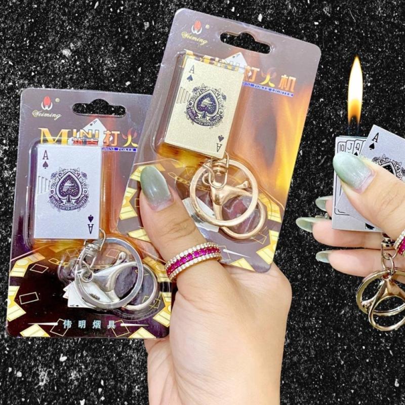 Bật lửa lá bài mini bằng kim loại có móc khóa - xài gas